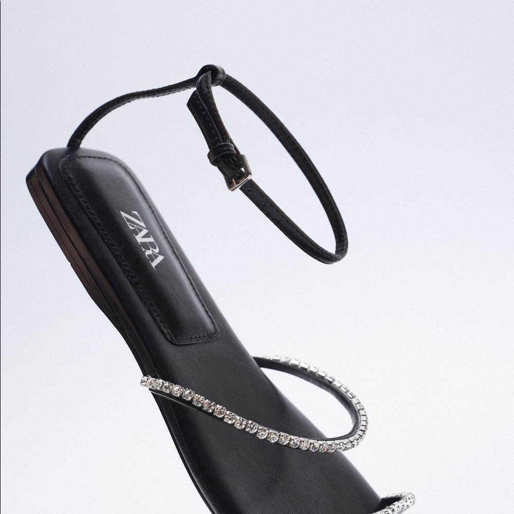 NWT. Zara Black Low Heeled Sandals. Size 8. - Picture 4 of 8